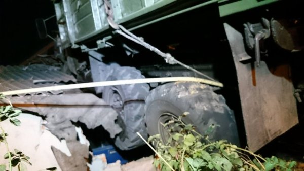 У Харкові внаслідок ДТП вантажівка опинилась на даху будинку. ФОТО