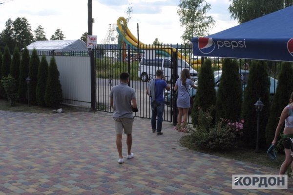 У Світязі побилась п’яна молодь: нападниця залишилась без зубів. ФОТО