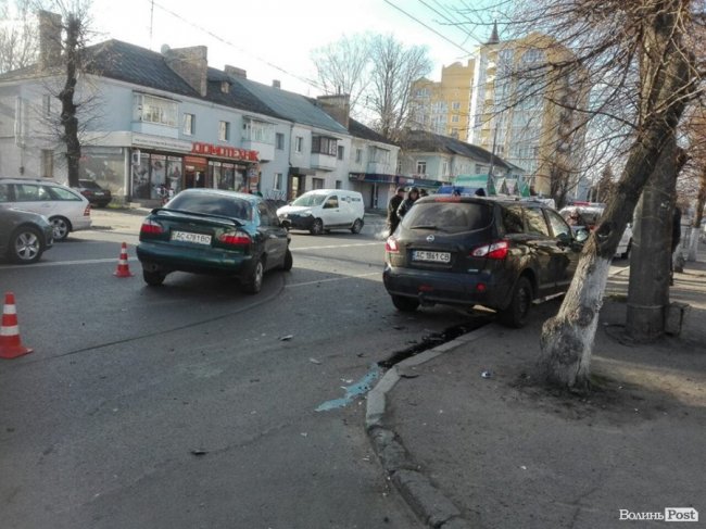 У Луцьку в аварії понівечило авто, рух – ускладнений. ФОТО