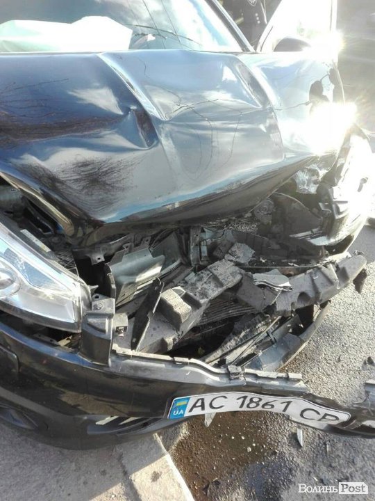 У Луцьку в аварії понівечило авто, рух – ускладнений. ФОТО