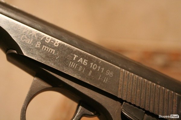 В туалеті луцької мерії хтось забув справжній пістолет. ФОТО