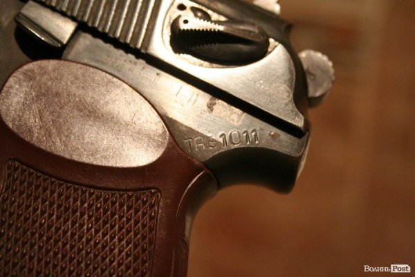 В туалеті луцької мерії хтось забув справжній пістолет. ФОТО