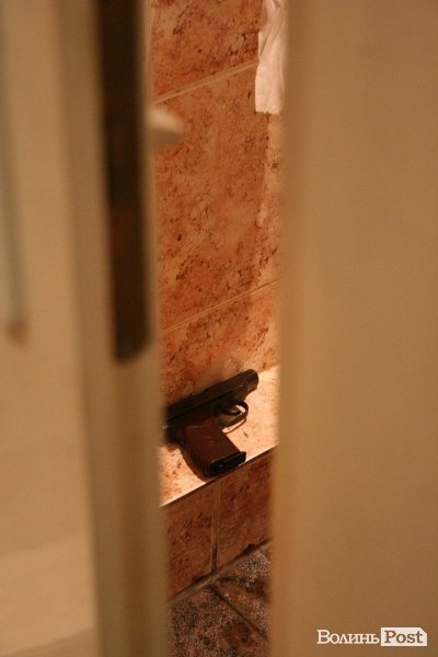 В туалеті луцької мерії хтось забув справжній пістолет. ФОТО