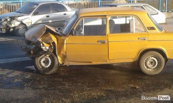 У Луцьку через ожеледицю зіткнулись дві автівки.ФОТО 