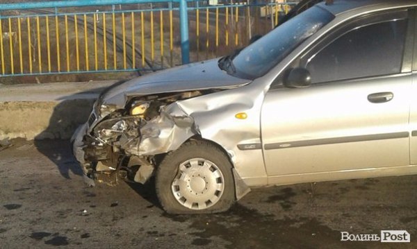 У Луцьку через ожеледицю зіткнулись дві автівки.ФОТО 