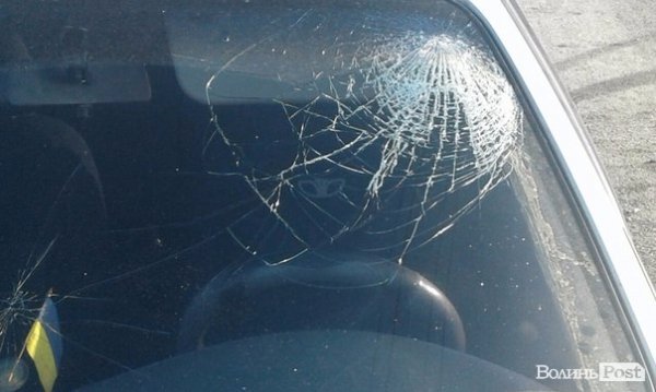 У Луцьку через ожеледицю зіткнулись дві автівки.ФОТО 