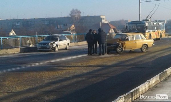 У Луцьку через ожеледицю зіткнулись дві автівки.ФОТО 