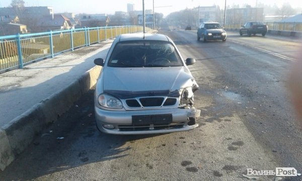У Луцьку через ожеледицю зіткнулись дві автівки.ФОТО 