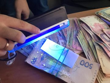 Волинського посадовця викрили на хабарі. ФОТО