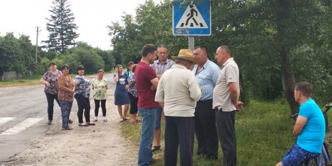На Волині люди перекрили дорогу, вимагаючи справедливої ціни на молоко