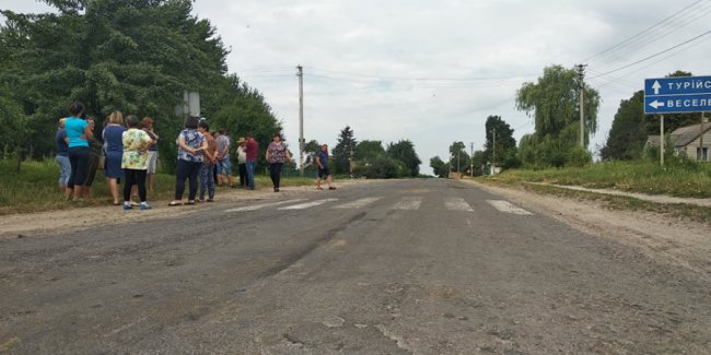 На Волині люди перекрили дорогу, вимагаючи справедливої ціни на молоко
