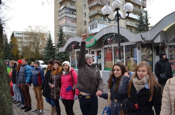 У Луцьку збудували «живий ланцюг» на підтримку євроінтеграції. ФОТО