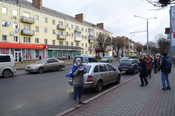 У Луцьку збудували «живий ланцюг» на підтримку євроінтеграції. ФОТО