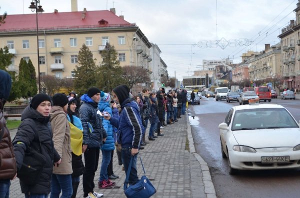 У Луцьку збудували «живий ланцюг» на підтримку євроінтеграції. ФОТО