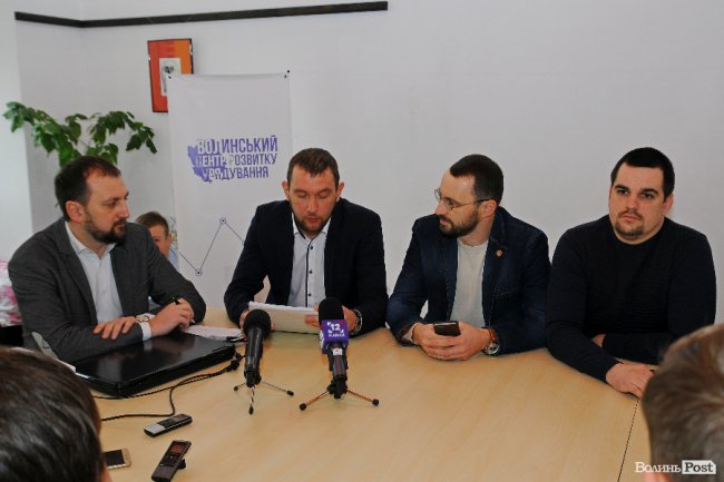 Експерти громадської організації "Волинський центр розвитку урядування" Тарас Яковлев, Сергій Григоренко та Юрій Моклиця та очільник "Нацкорпусу" Андрій Д'яченко