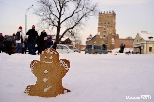 Центр Луцька окупували більше півсотні «Миколаїв». ФОТО