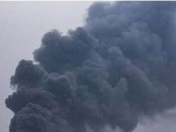 Пошкоджений приватний будинок, одна людина отримала опіки: деталі «прильотів» у Луцьку 