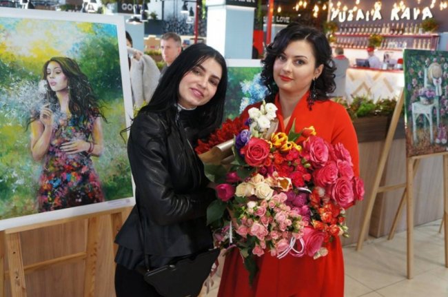 У луцькому ЦУМі – виставка картин відомої художниці. ФОТО