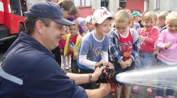 У Нововолинську дітей вчили гасити пожежу. ФОТО