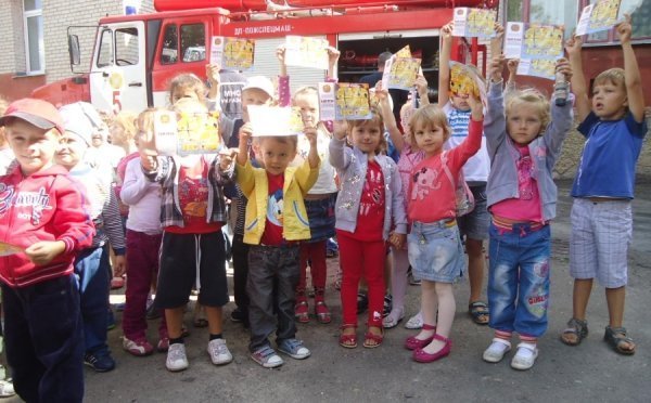 У Нововолинську дітей вчили гасити пожежу. ФОТО
