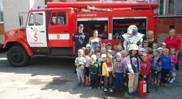 У Нововолинську дітей вчили гасити пожежу. ФОТО
