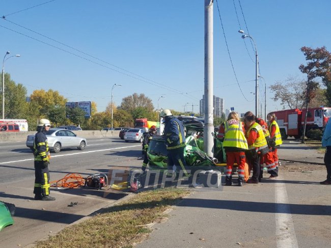 Жахлива аварія у Києві: є загиблі і травмовані. ФОТО