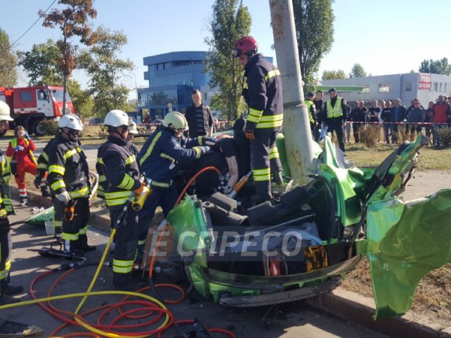 Жахлива аварія у Києві: є загиблі і травмовані. ФОТО