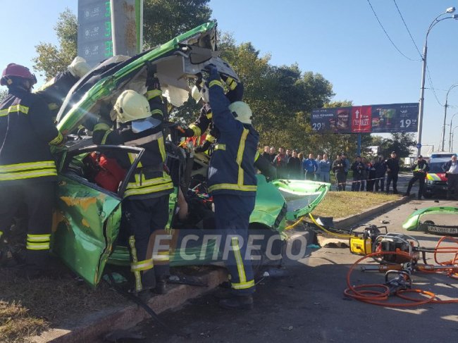 Жахлива аварія у Києві: є загиблі і травмовані. ФОТО