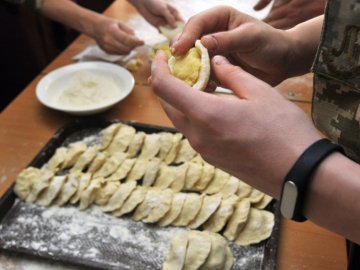 До Дня захисника волинським військовим кличуть наліпити 60 відер вареників