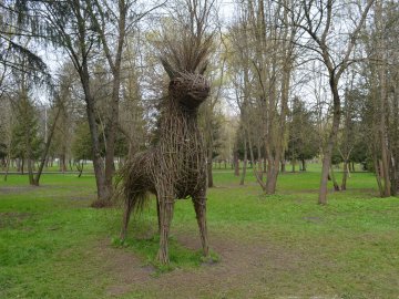 У луцькому парку «оселилися» велетенська риба, кінь і мавки. ФОТО