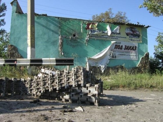 У Шахтарську бойовики фотографуються на фоні мертвих українських військових. ФОТО. ВІДЕО