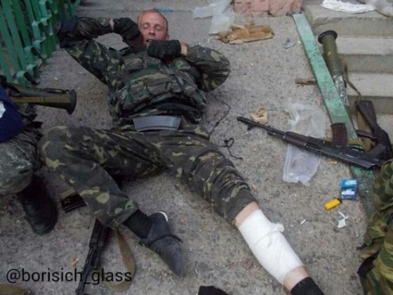 У Шахтарську бойовики фотографуються на фоні мертвих українських військових. ФОТО. ВІДЕО