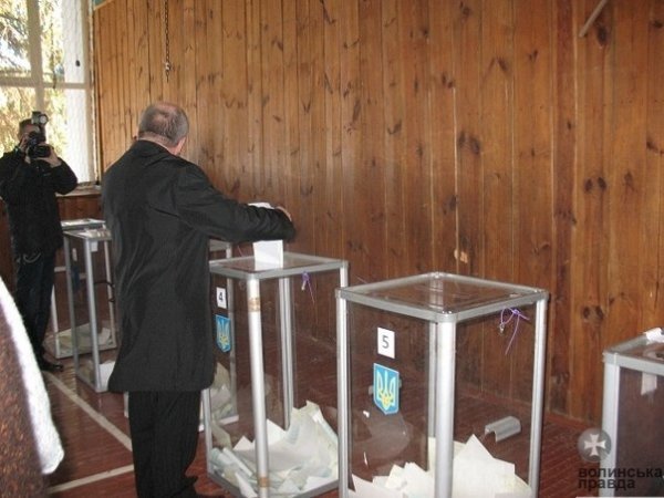 Проголосував голова Волинської ОДА Володимир Гунчик. ФОТО