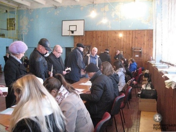 Проголосував голова Волинської ОДА Володимир Гунчик. ФОТО