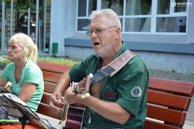 «У мене мало бути велике майбутнє»: історії вуличних музикантів, які грають на Лесі Українки. ВІДЕО  