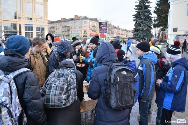 Лучанам передали Вифлеємський вогонь миру. ФОТО. ВІДЕО