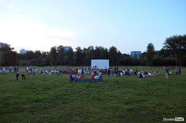 Дві сотні лучан дивилися кіно просто неба. ФОТО