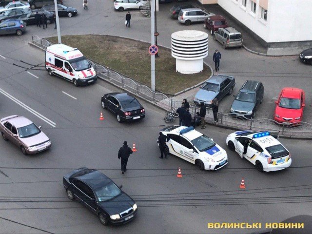 У центрі Луцька авто збило велосипедиста. ФОТО