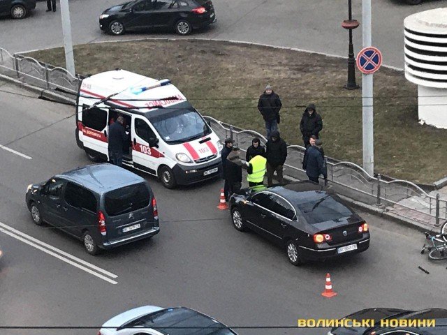 У центрі Луцька авто збило велосипедиста. ФОТО
