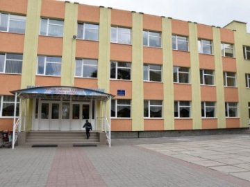 Луцька гімназія просить міськраду облаштувати автостоянку