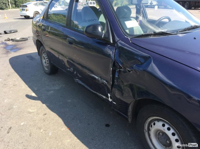 Моторошна аварія у Луцьку: троє на мопеді врізалися у Lanos. ФОТО