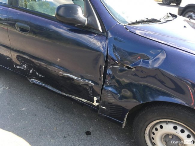 Моторошна аварія у Луцьку: троє на мопеді врізалися у Lanos. ФОТО