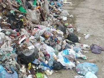 Біля Луцького замку на свята лежали купи сміття. ФОТО