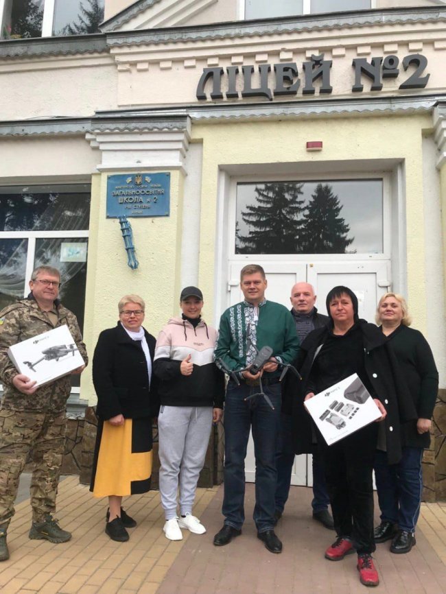Луцькі ліцеї придбали два безпілотники військовим і уже відвезли їх на передову