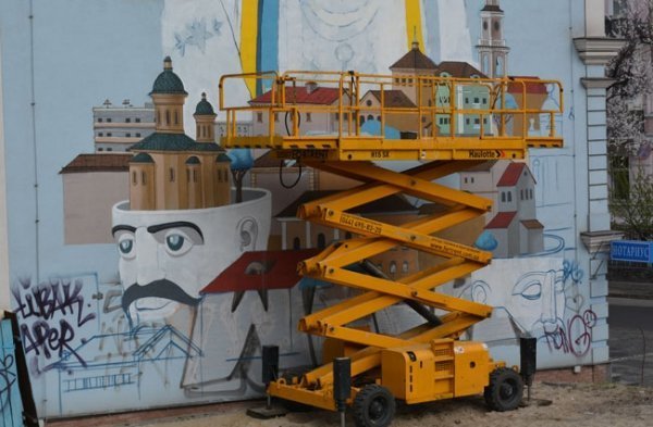 У Києві малюють 15-метрове патріотичне графіті. ФОТО