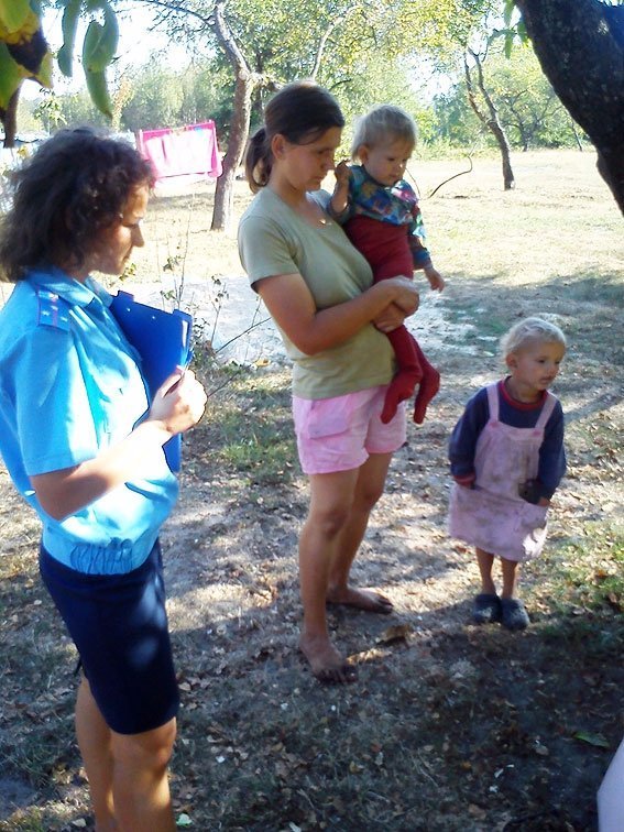 У Любешові поліція відвідала неблагополучні сім'ї. ФОТО