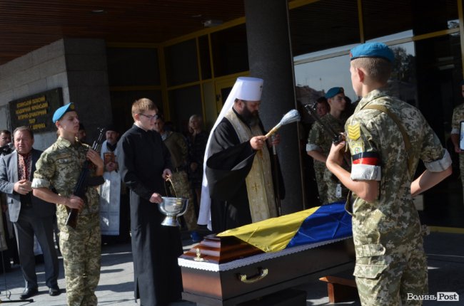 «Був сміливим, добрим і завжди допомагав»: у Луцьку попрощалися з Героєм Юрієм Лавренчуком. ФОТОРЕПОРТАЖ