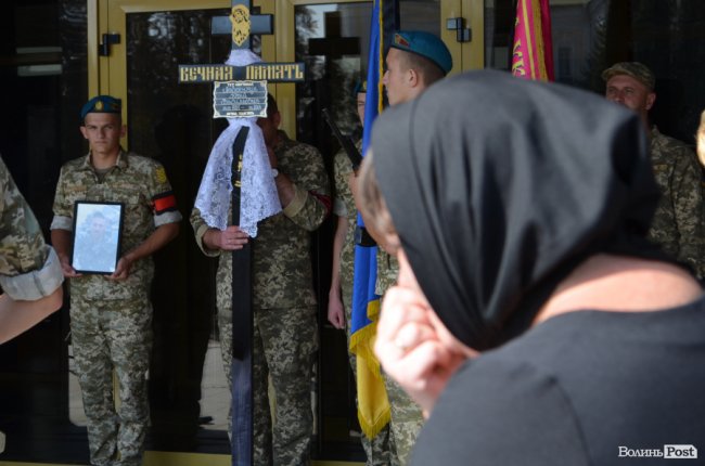 «Був сміливим, добрим і завжди допомагав»: у Луцьку попрощалися з Героєм Юрієм Лавренчуком. ФОТОРЕПОРТАЖ