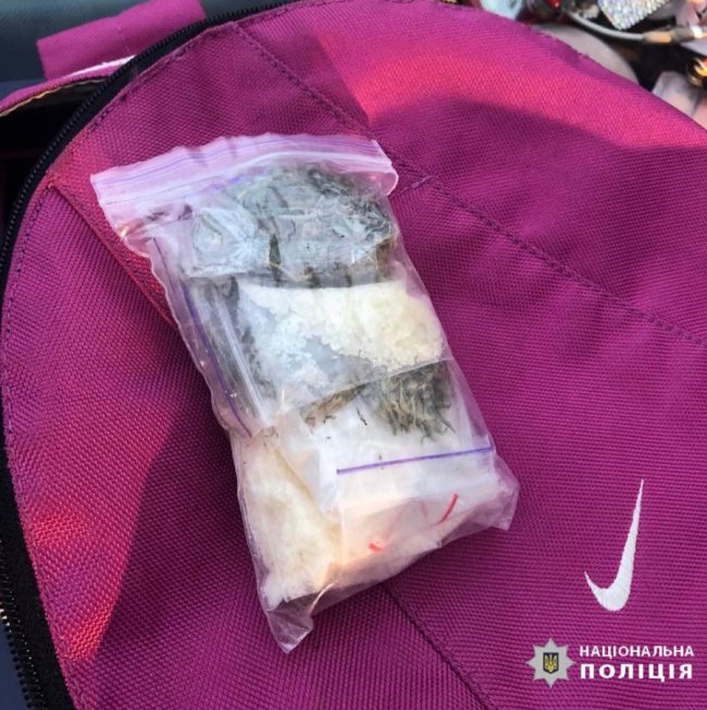 У Луцьку затримали жінку, яка торгувала наркотиками: вилучили «товару» на 70 тисяч. ФОТО
