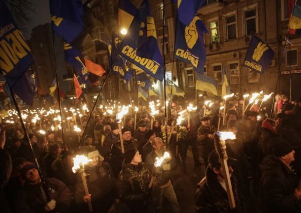 У Києві націоналісти влаштували смолоскипну ходу на честь Бандери. ФОТО